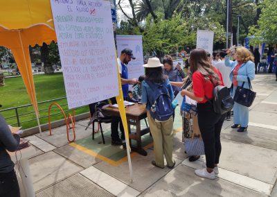 Atendiendo a la población en plena feria informativa por el Día Internacional de la Audición 3 de marzo de 2020