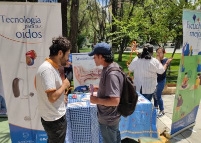 Informando y resolviendo dudas en la feria informativa por el Día Internacional de la Audición 3 de Marzo de 2020